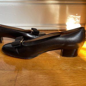 Salvatore Ferragamo Vara Pump 6.5 B